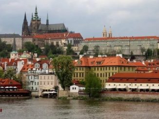Прага – настоящая жемчужина среди европейских столиц (вид на Градчаны и Пражский Град).
