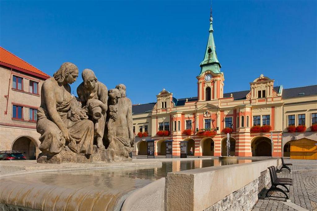 Мельницкая ратуша и фонтан на площади Мира.