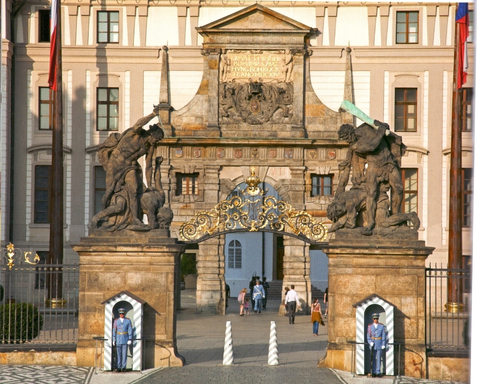 Ворота Гигантов, за ними – Первый парадный двор и Матиашовы ворота.