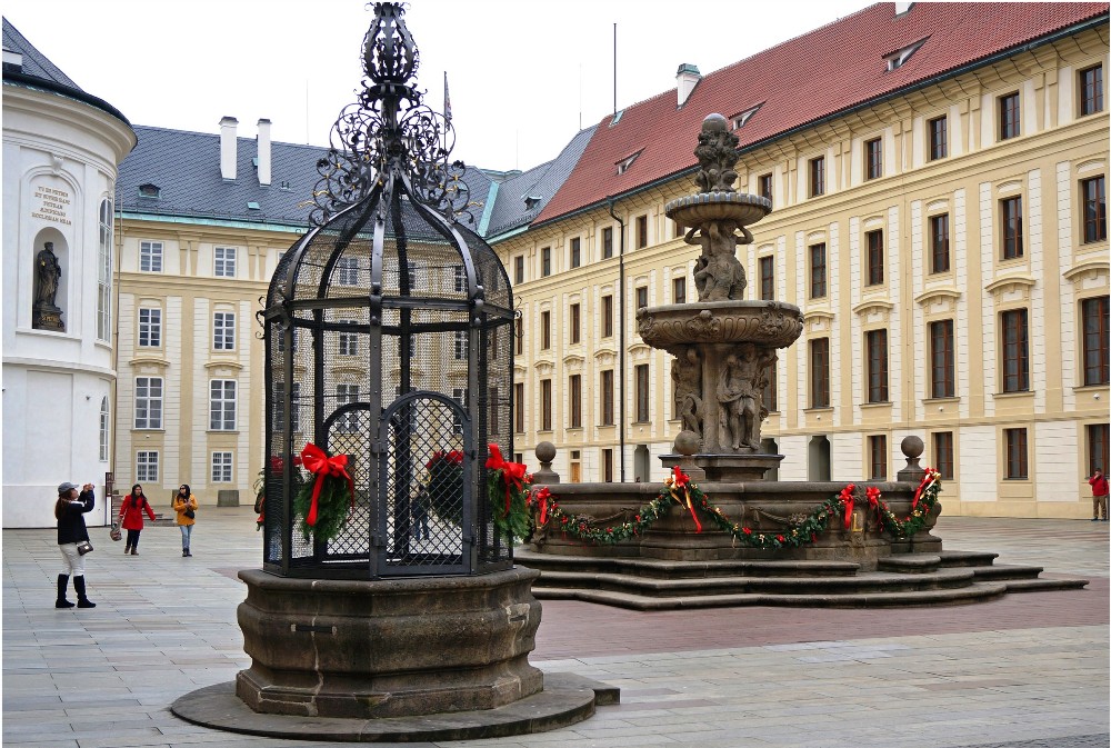Леопольдов фонтан во Втором дворе Пражского Града.