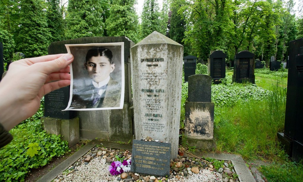 Могила Франца Кафки на Новом еврейском кладбище в Праге.