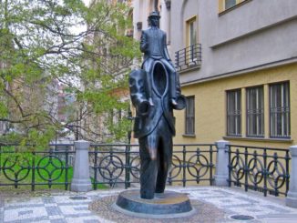 Франц Кафка - памятник в Праге.