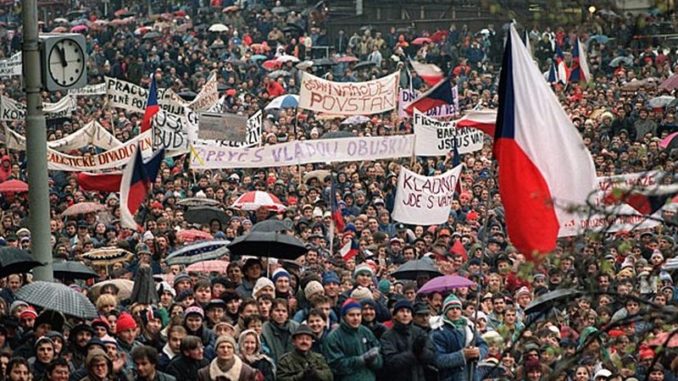 Бархатная революция в Чехословакии.