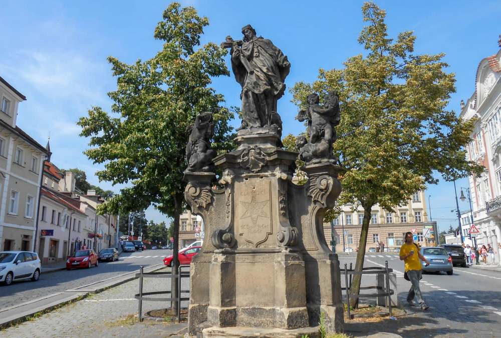 Памятник Яну Непомуцкому на площади Погоржелец в Праге.