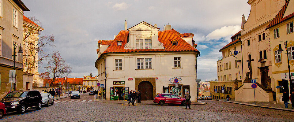 Дом "Широкий двор" на площади Погоржелец в Праге.