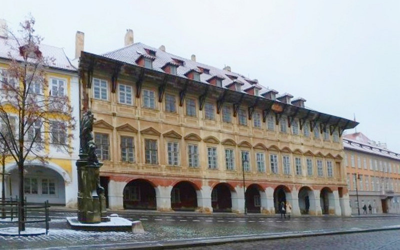 Дом "У золотого дерева" на площади Погоржелец в Праге.
