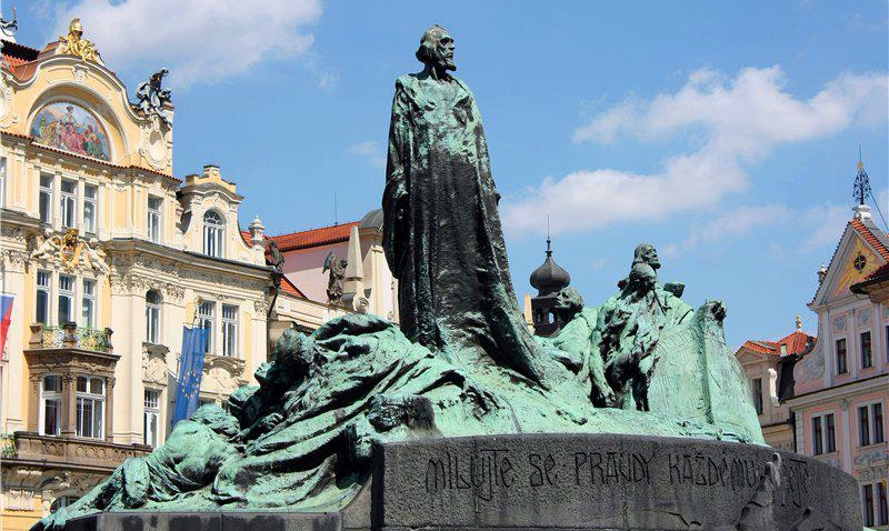 Памятник Яну Гусу на Староместской площади в Праге